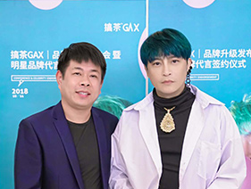 阿龙与陈志朋合影