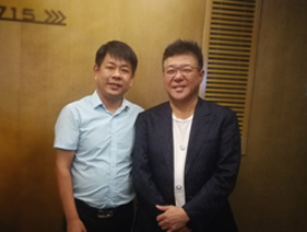 阿龙和姜育恒合影