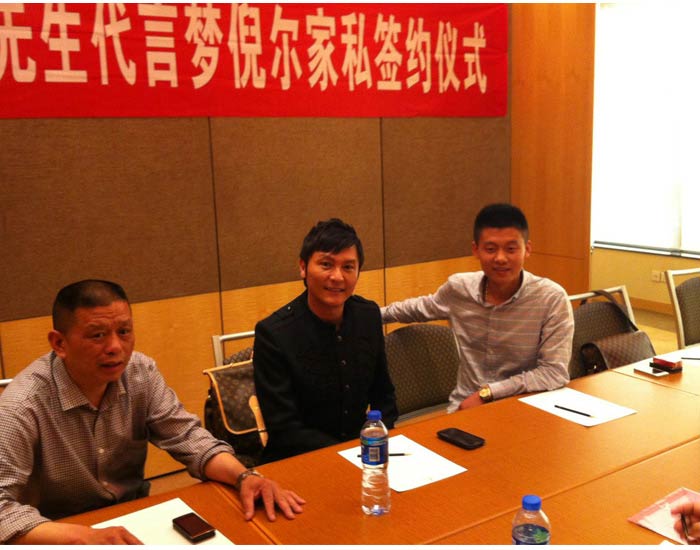 (有文字)关礼杰VS梦倪尔家私代言人2.JPG