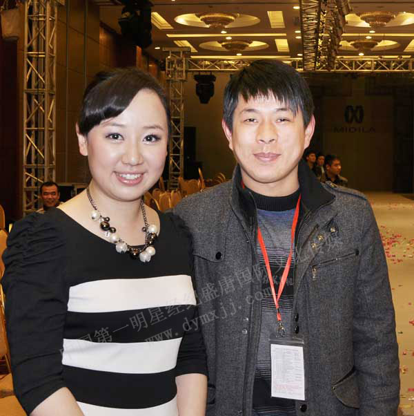 阿龙与关凌合影.JPG